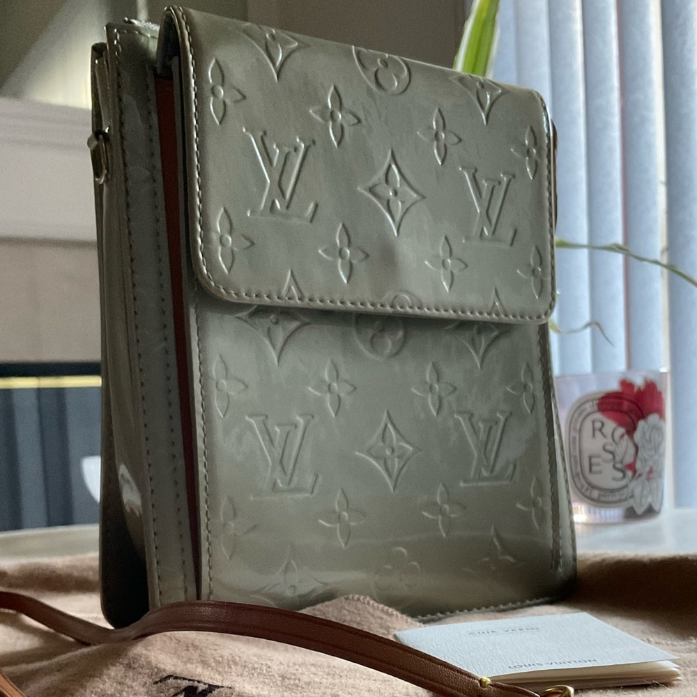 Authentic Louis Vuitton Vernis Mott Purse (Gris/Gray)